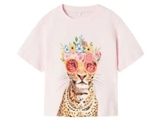 Lyserød T-Shirt fra Name it med print af leopard med blmster solbriller og perlekæde 13241600 ballerina leo